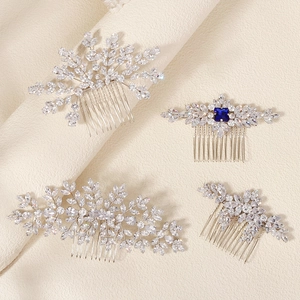 Détail de peignes à cheveux de mariée avec zircons marquise et accents bleus sur tissu