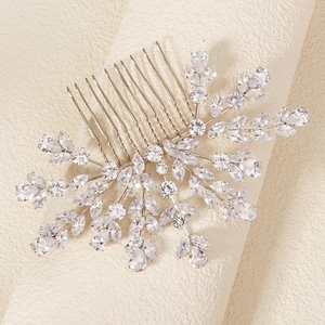 Vue détaillée du peigne à cheveux de mariée argenté avec zircone cubique au design floral