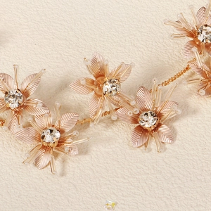 Bandeau de mariée exquis avec fleurs en métal or rose tissées et cristaux brillants