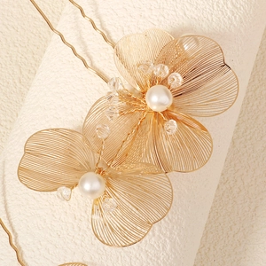 Forcina per capelli da sposa dorata con petali in filo, perle e cristalli fatti a mano