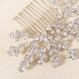 Détails du peigne à cheveux de mariée argenté orné de zircons en forme de marquise