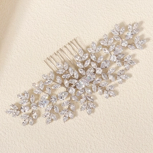 Détail d'un peigne à cheveux argenté pour mariée avec zircons marquise et motifs feuilles