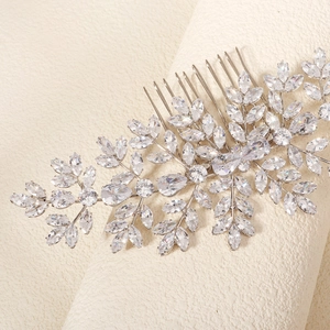 Détail du peigne à cheveux de mariée argenté avec feuilles en zircon et motifs floraux
