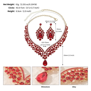Detailansicht des roten Strass-Brautschmuck-Sets mit V-Halskette und Hängeohrringen