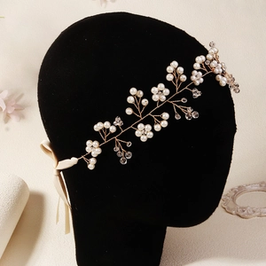 Détail du bandeau de mariée avec perles, cristaux et rubans beiges sur un mannequin noir