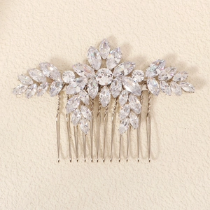 Détail macro du peigne à cheveux mariée avec motifs floraux en zircon argenté