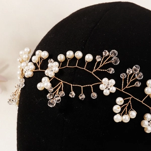 Détail du bandeau de mariée avec perles blanches et cristaux sur fils dorés
