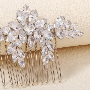 Détail des zircons taille marquise et des motifs floraux du peigne à cheveux de mariée