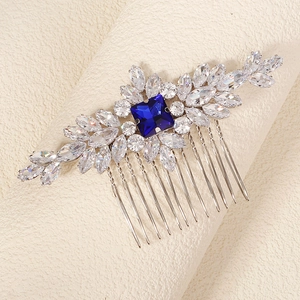 Détail de peigne à cheveux argenté avec pierre bleue carrée et motifs de feuilles