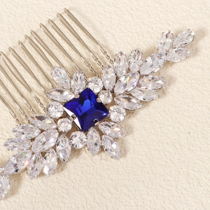 Détail de peigne de mariée argenté avec cristal bleu et zircons marquise fins