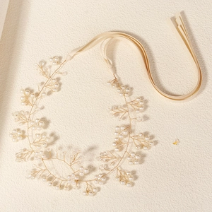 Détail de la vigne de cheveux de mariée avec perles de cristal sur fil d'or tissé