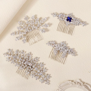 Peigne à cheveux de mariée élégant en argent avec zircons marquises et pierre bleue