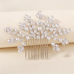 Peigne à cheveux de mariée argenté avec zircons marquise au design floral élégant