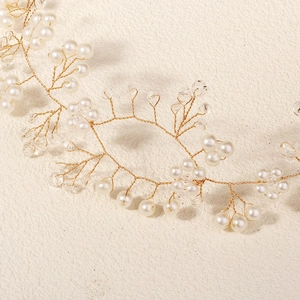 Vigne de cheveux de mariée avec perles blanches et cristaux sur fil doré pour mariage