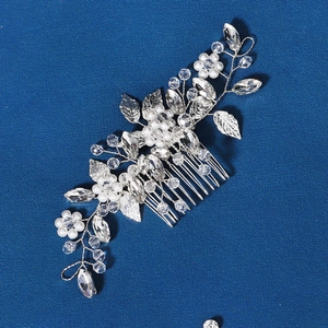 Vue détaillée du peigne à cheveux de mariée avec feuilles argentées, perles et cristaux