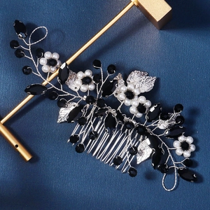 Détail d'un peigne à cheveux mariée fait main avec perles et cristaux noirs sur bleu