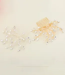 Vue détaillée de peignes à cheveux de mariée avec strass marquise et fil d'or et d'argent