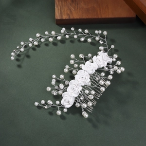 Peigne à cheveux de mariée avec roses en tissu blanc, perles et cristaux sur fil d'argent