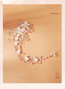 Détail d'un bandeau de mariée fait main avec fleurs en cristal et perles sur fil