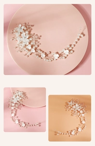 Détails d'un bandeau de mariée avec fleurs blanches, perles et cristaux sur fil d'argent