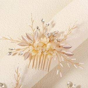 Détail du peigne à cheveux de mariée avec fleurs dorées et cristaux faits à la main