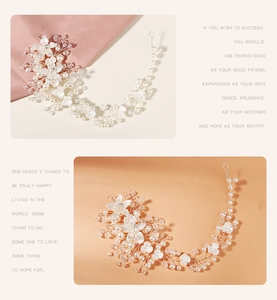 Détail d'un serre-tête de mariée fait main avec fleurs en cristal et perles sur soie