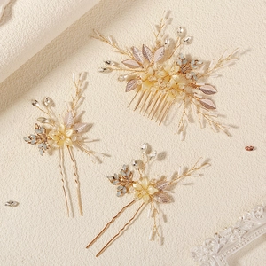 Détails de l'ensemble peigne et épingles à cheveux pour mariée avec perles et strass