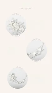 Détails de vigne de cheveux faite main avec perles et cristaux de fleurs blanches