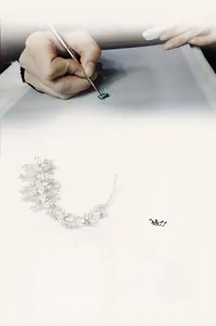 Détail du bandeau de mariée avec fleurs blanches faites main, perles et cristaux
