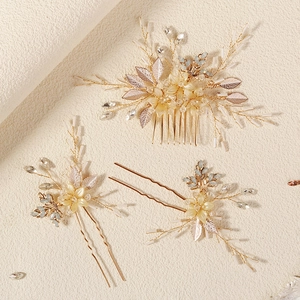 Détail du peigne à cheveux de mariée avec fleurs en résine champagne et perles