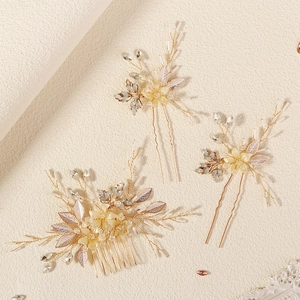 Détail d'un peigne à cheveux mariée avec fil doré et accents de strass brillants