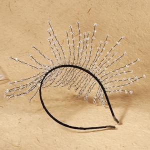 Vue détaillée du serre-tête à franges en cristal fait main avec perlage complexe et élégant
