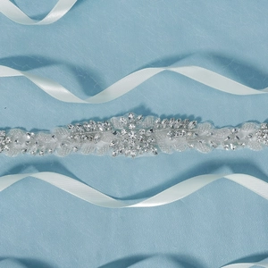 Ceinture de mariée élégante avec strass et perles de luxe sur un ruban de satin blanc