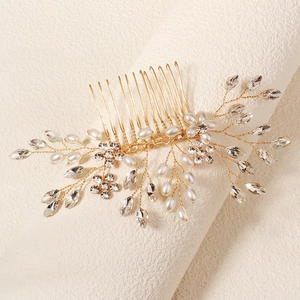 Détail du peigne mariée avec fil doré, perles blanches et marquises en cristal étincelant