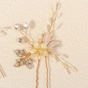 Détail de l'épingle à cheveux dorée faite main avec fleurs en cristal et perles délicates