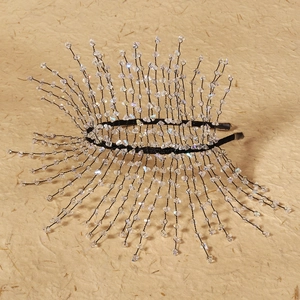 Détail de couronne de mariée avec perles de cristal sur branches en fil de fer noir