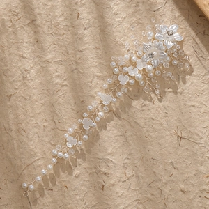 Vigne de cheveux de mariée faite main avec perles blanches, cristaux et fleurs sur fil argenté