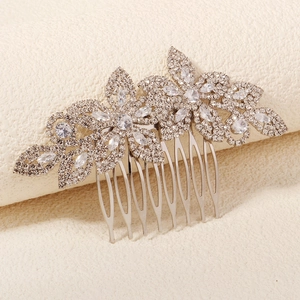 Vue macro du peigne à cheveux de mariée argenté avec strass de luxe et pétales en cristal