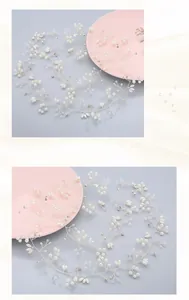 Détail d'une vigne de cheveux de mariée faite main avec perles blanches et cristaux argentés