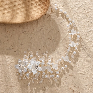 Bijou de cheveux de mariée fait main avec perles de cristal et fleurs en résine blanche