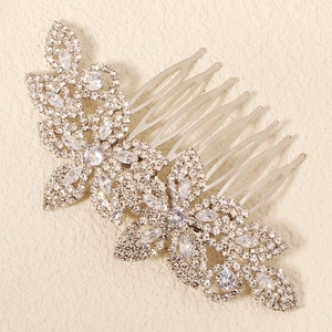 Détail du peigne à cheveux de mariée argenté avec des motifs floraux en strass brillants