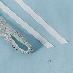 Ceinture de mariée luxueuse avec strass étincelants et perles argentées sur ruban satin