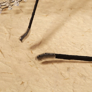 Détail de l'extrémité du serre-tête noir avec des embouts de protection en silicone doux