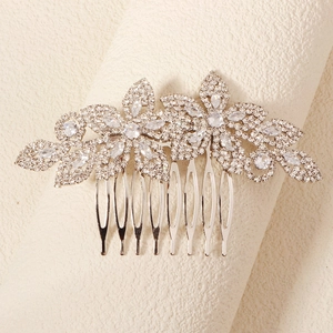 Gros plan d'un peigne à cheveux de mariée avec fleurs argentées et zircons brillants