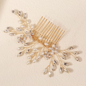 Détail d'un peigne à cheveux de mariée doré avec perles et strass marquise