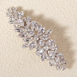 Détail macro d'une pince à cheveux feuille avec des zircons marquise sur base argent