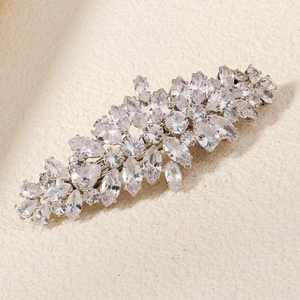 Détail d'une barrette argentée avec des zircons en forme de marquise et de poire