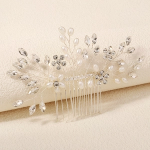 Détail d'un peigne à cheveux de mariée fait main avec perles et strass brillants