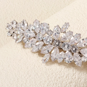 Barrette à cheveux feuilles argentées avec cristaux zircons marquises sur tissu blanc