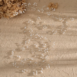 Vigne de cheveux de mariée élégante avec perles blanches et cristaux sur papier texturé